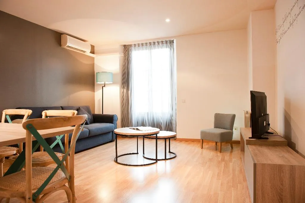 APARTMENT CAPACITY 4 TWO BEDROOMS Room, MH Apartments Ramblas, Barcelona