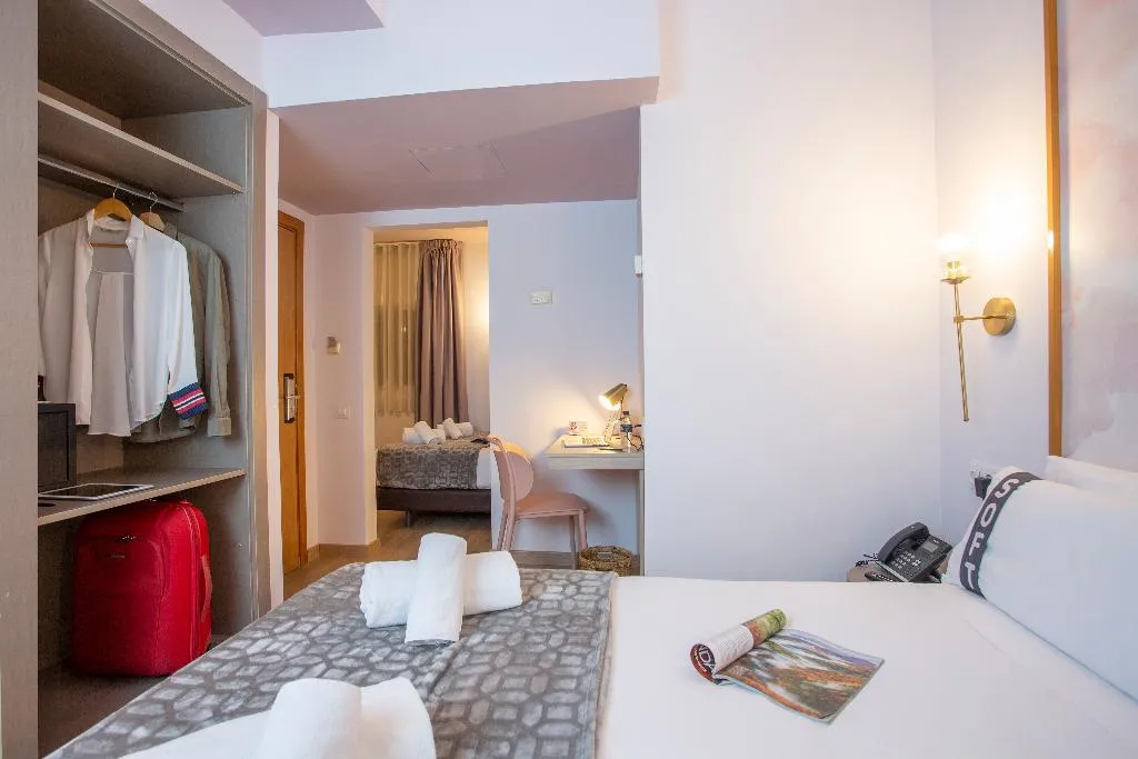 TRIPLE STANDARD Room, Casual Colours Barcelona, Barcelona