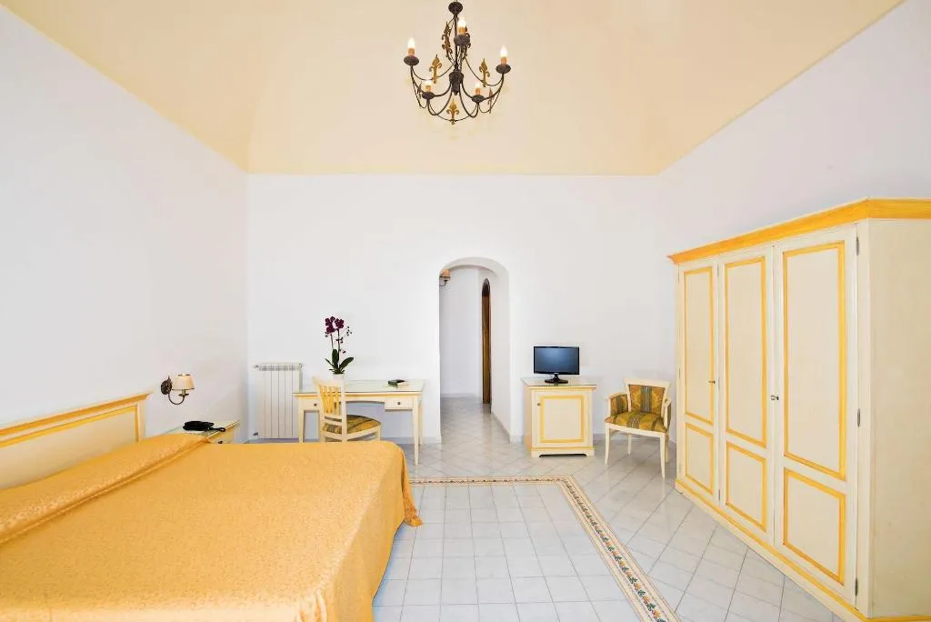 Room, California, Naples