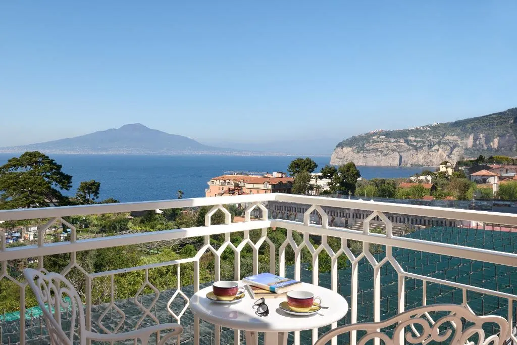 Double or Twin DELUXE SIDE SEA VIEW Room, Grand Hotel De La Ville, Naples