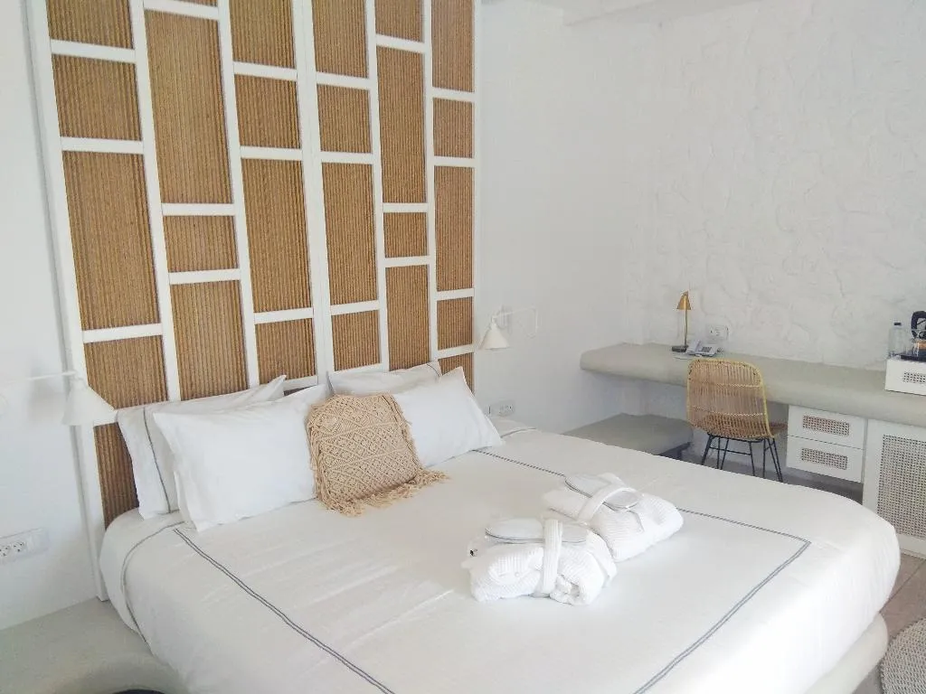 JUNIOR SUITE WITH JACUZZI Room, Petri Suites, Santorini