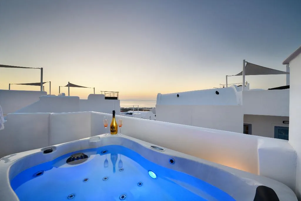 SUITE DELUXE WITH JACUZZI Room, Sole D'Oro Luxury Suites, Santorini