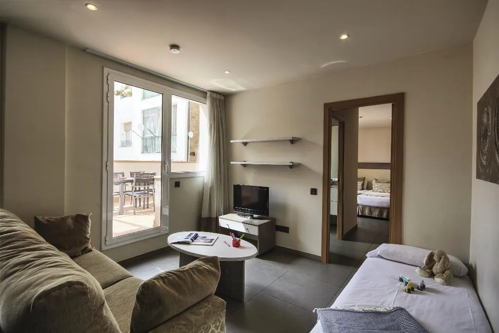APARTMENT CAPACITY 5 ONE BEDROOM Room, Pierre & Vacances Barcelona Sants, Barcelona
