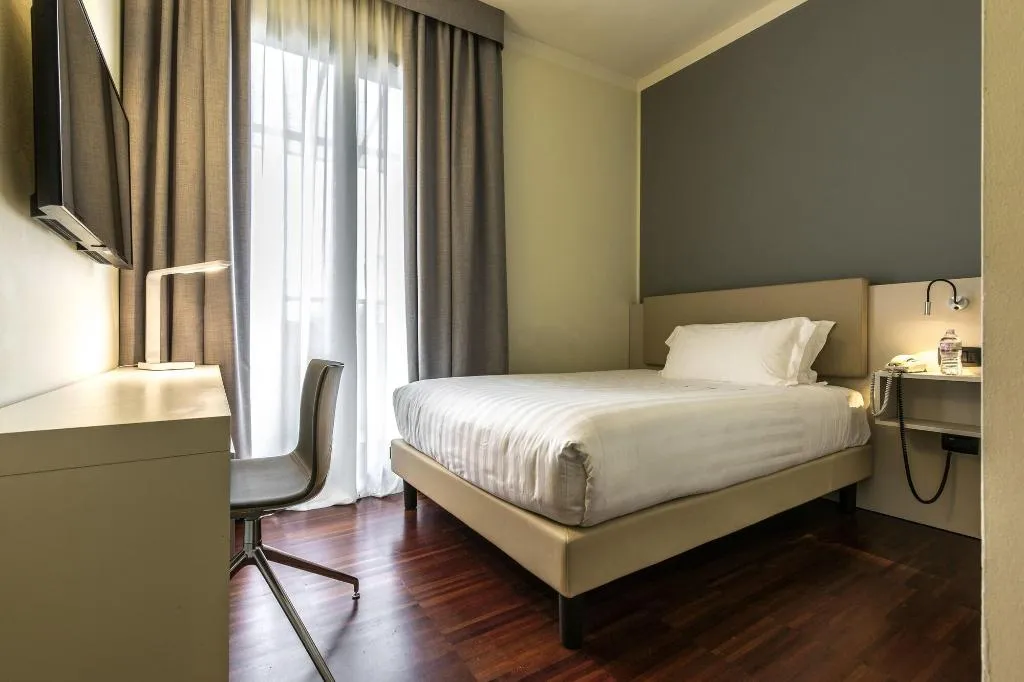 Room, 43 Station Hotel, Milan