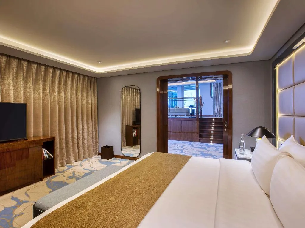 SUITE KING SIZE BED Room, Queen Elizabeth 2, Dubai