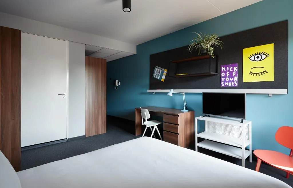 DOUBLE QUEEN SIZE BED Room, The Social Hub Groningen, Amsterdam