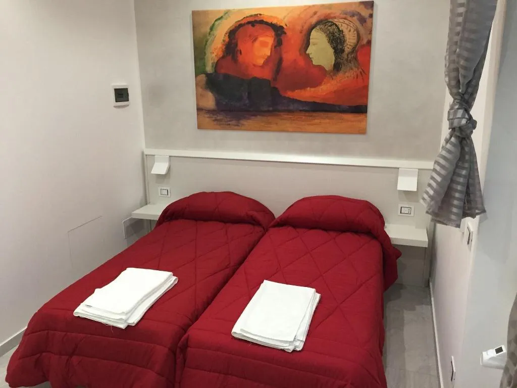 Room, Picaflor, Milan