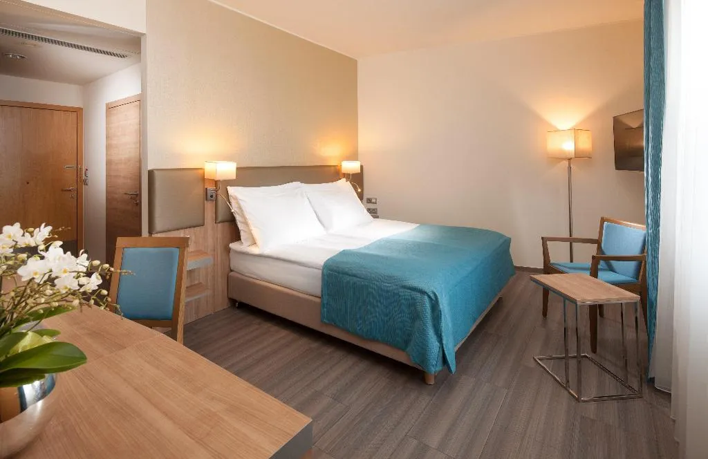 SUITE KING SIZE BED Room, Holiday Inn Prague Congress Centre, Prague