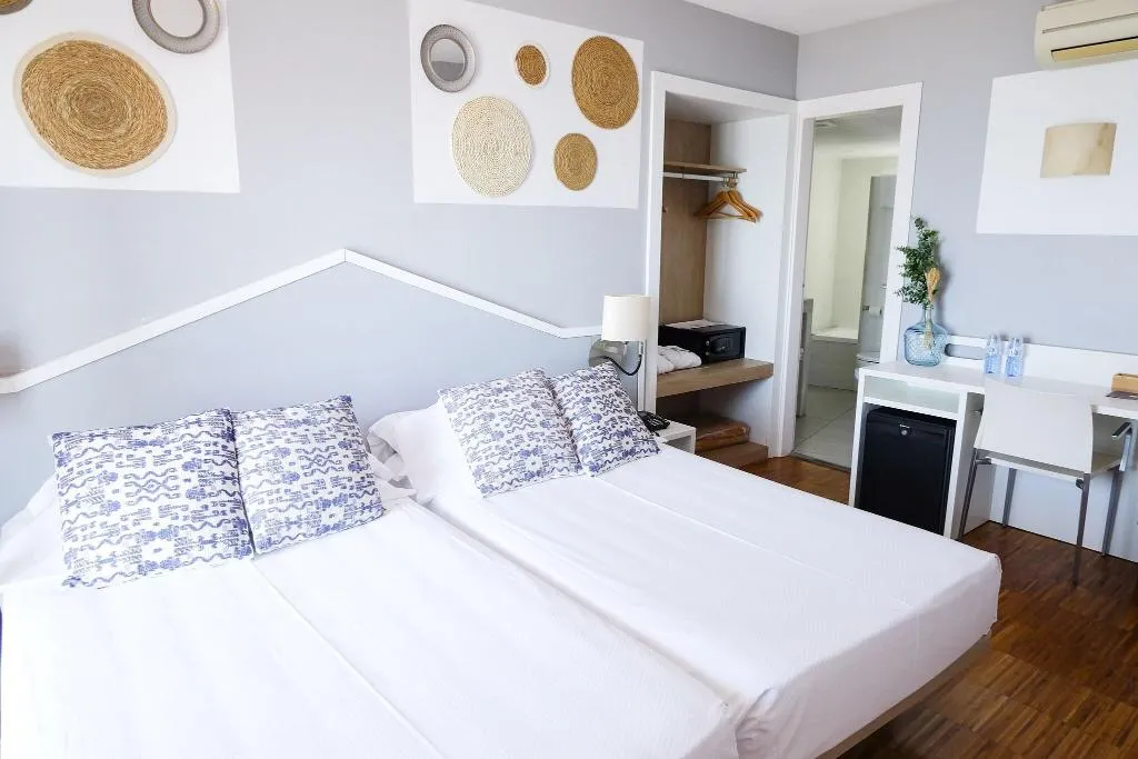 Room, Subur, Costa Brava