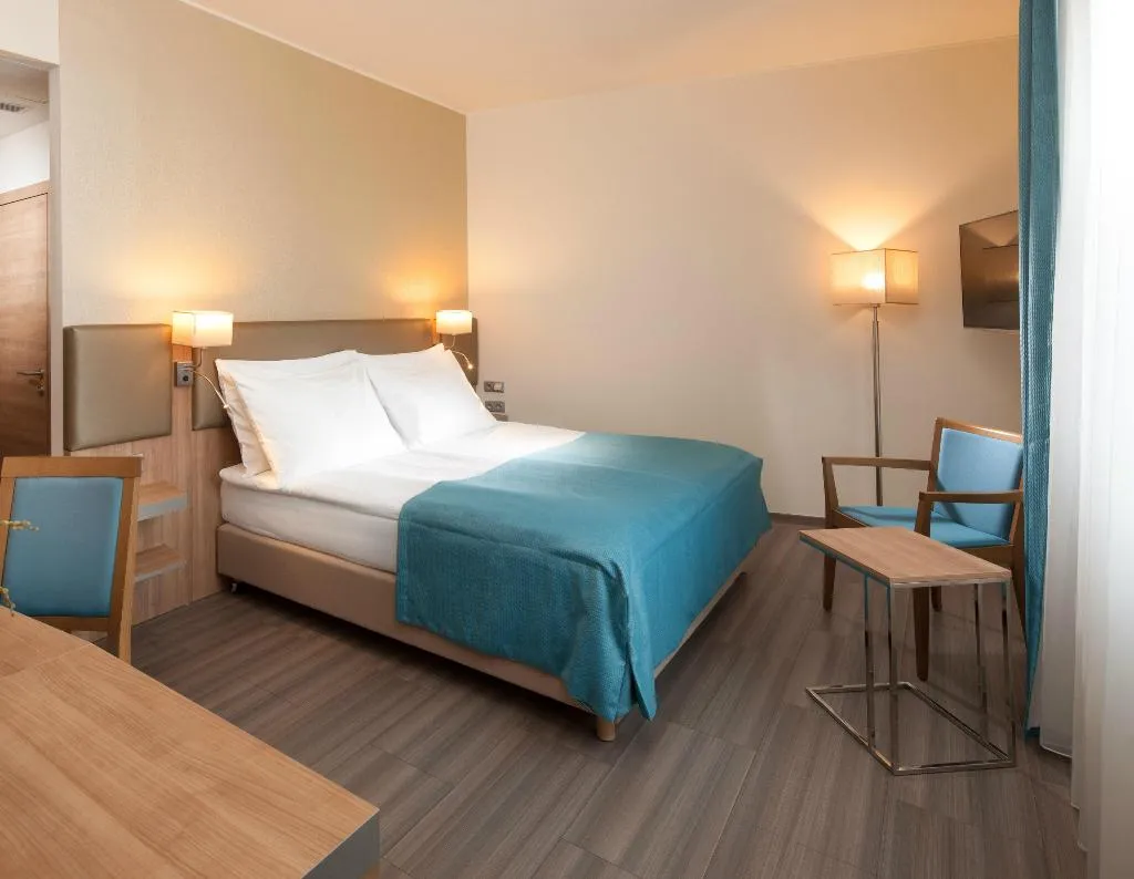 SUITE KING SIZE BED Room, Holiday Inn Prague Congress Centre, Prague
