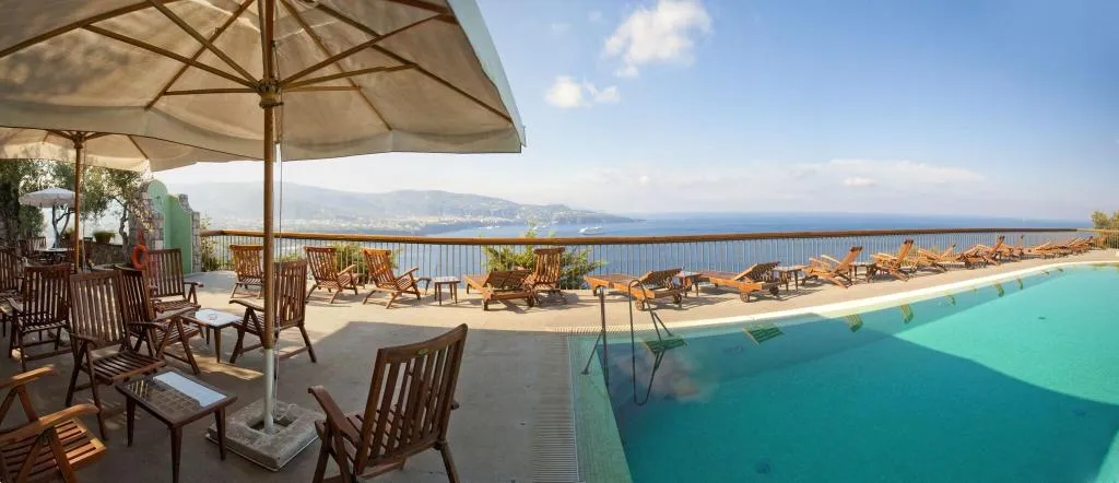 Pool, Megamare, Naples