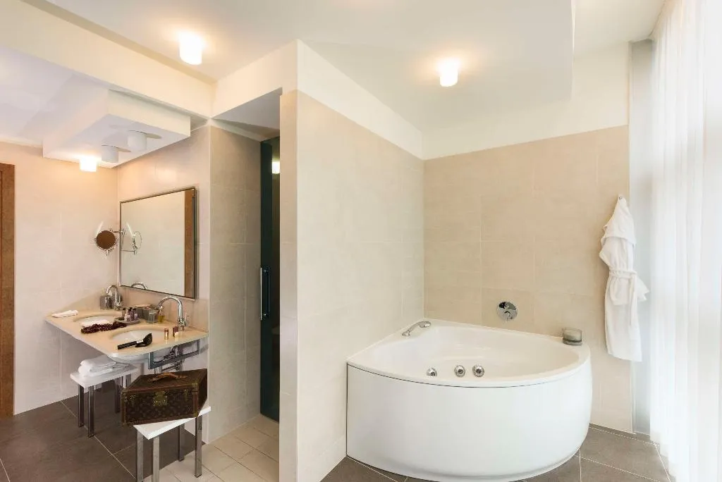 SUITE KING SIZE BED Room, Best Western Premier BHR Treviso Hotel, Venice