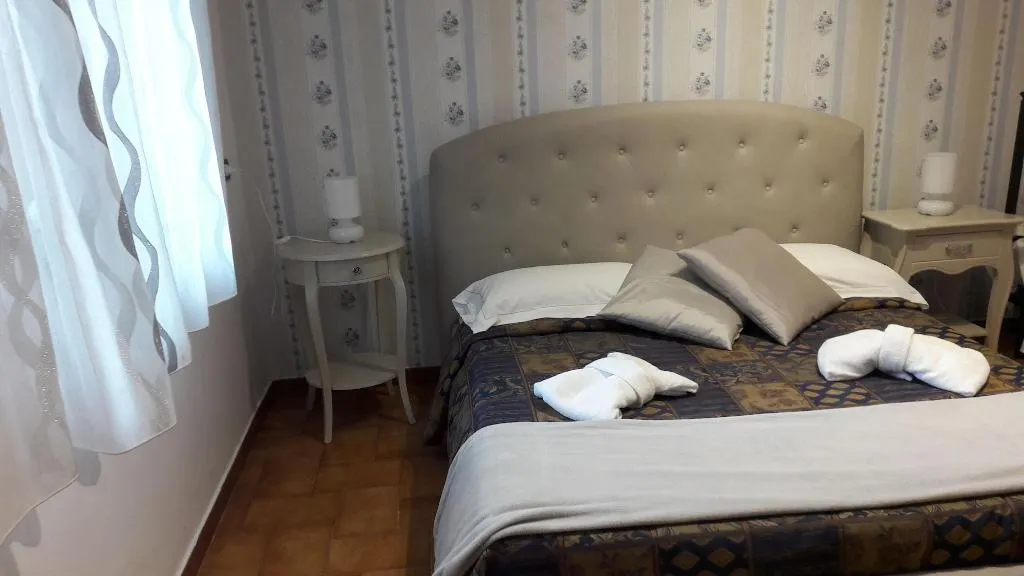 Room, Dimoramuri B&b, Catania