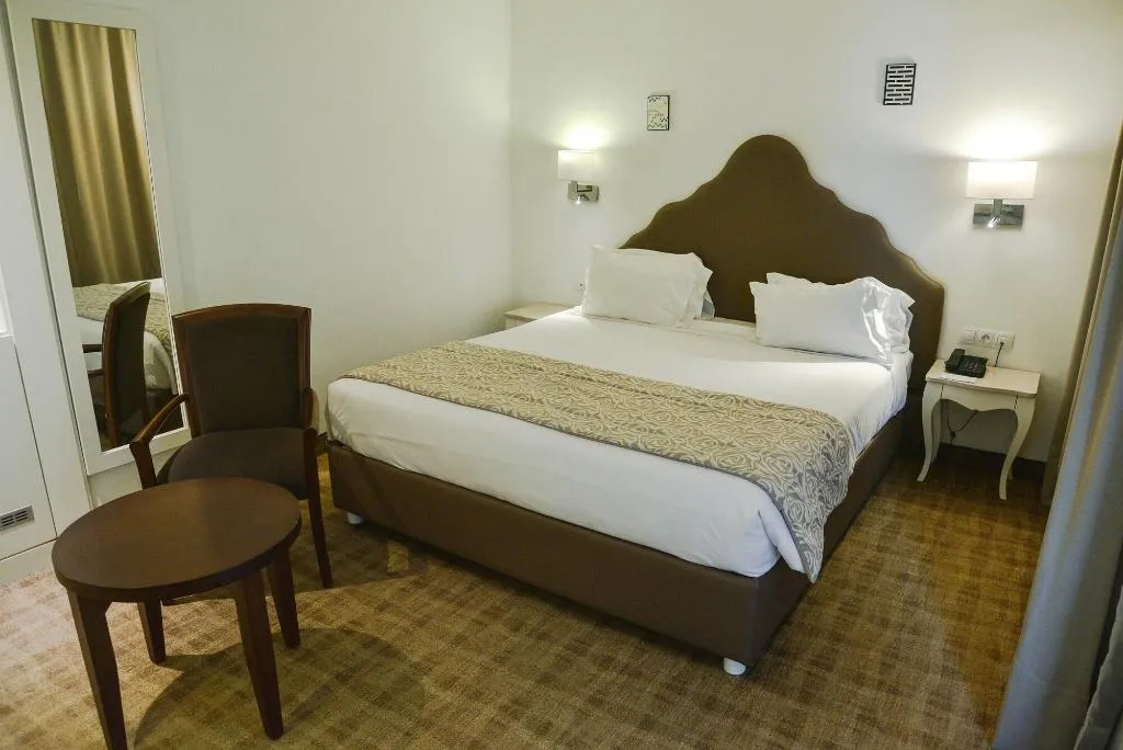Room, Lac Leman, Tunisia
