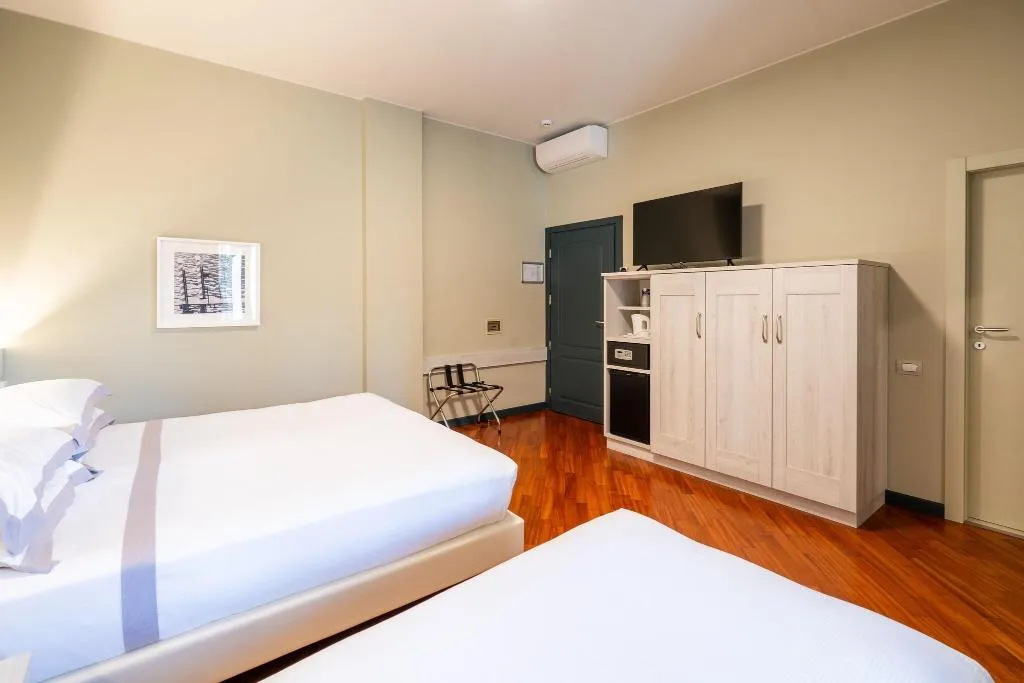 TRIPLE KING SIZE BED Room, Albergo Centrale, Milan