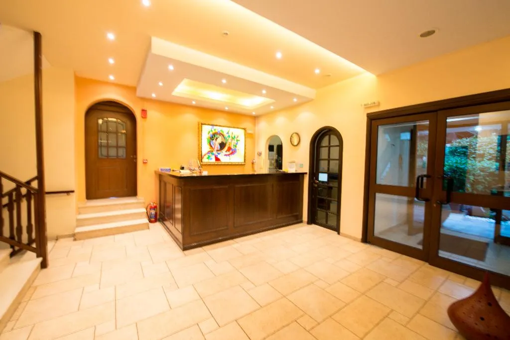 Lobby, Chris, Athens