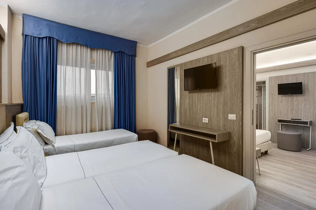 FAMILY ROOM SUPERIOR Room, Hotel Mediterraneo, Rome