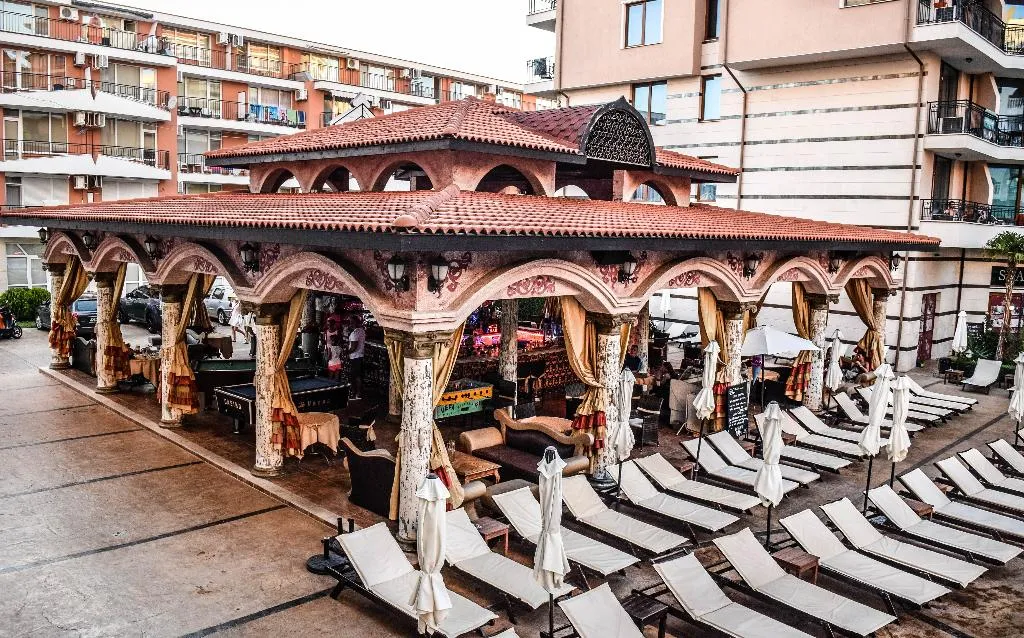 Bar, Karolina, Bourgas