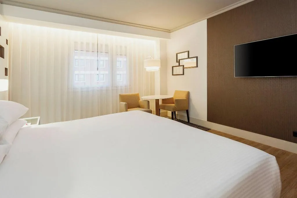 DOUBLE PREMIUM KING BED Room, Marriott Hotel Madrid Auditorium, Madrid