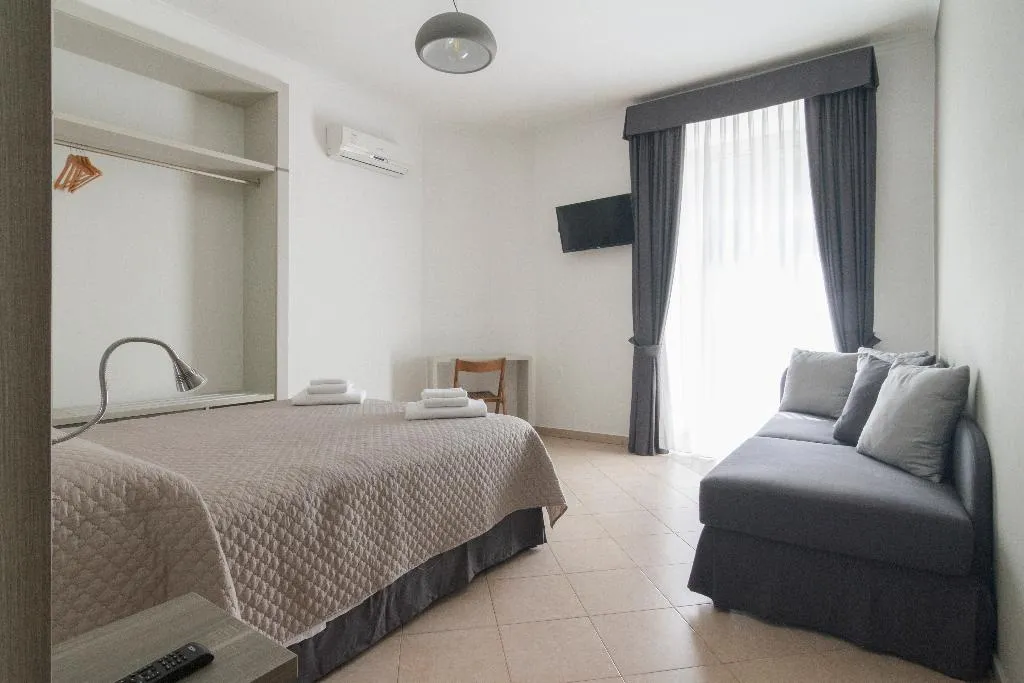 TRIPLE STANDARD Room, San Marco, Naples