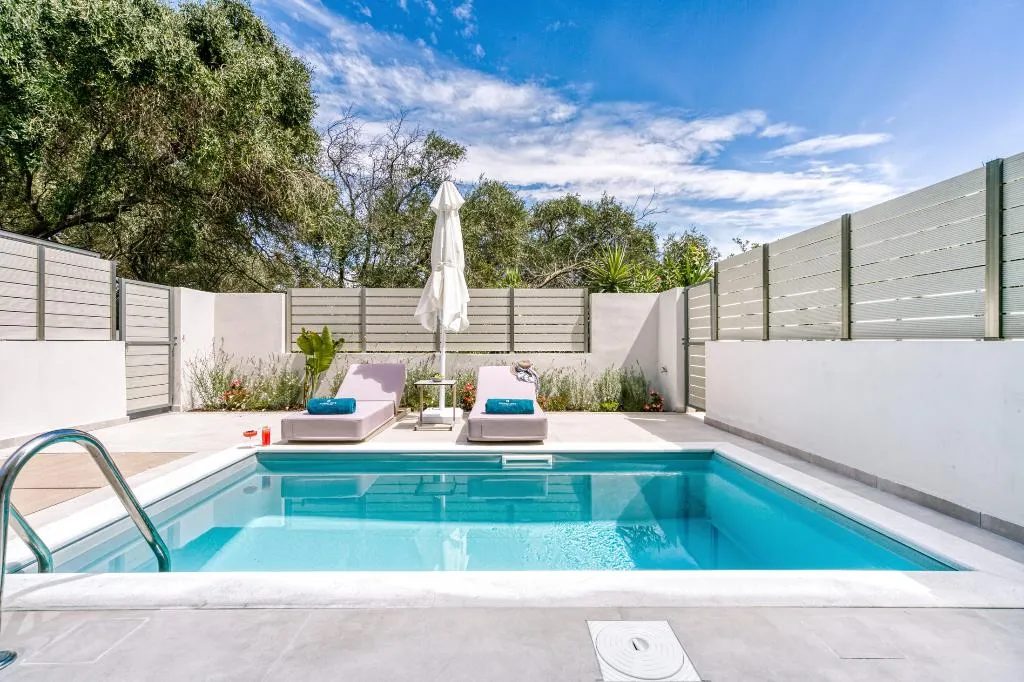SUITE SUPERIOR WITH PRIVATE POOL Room, Hidden Cove Corfu, Corfu