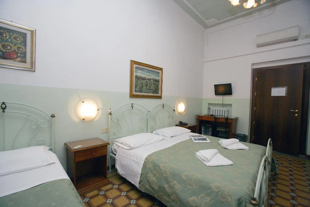 TRIPLE CLASSIC Room, Desiree, Florence