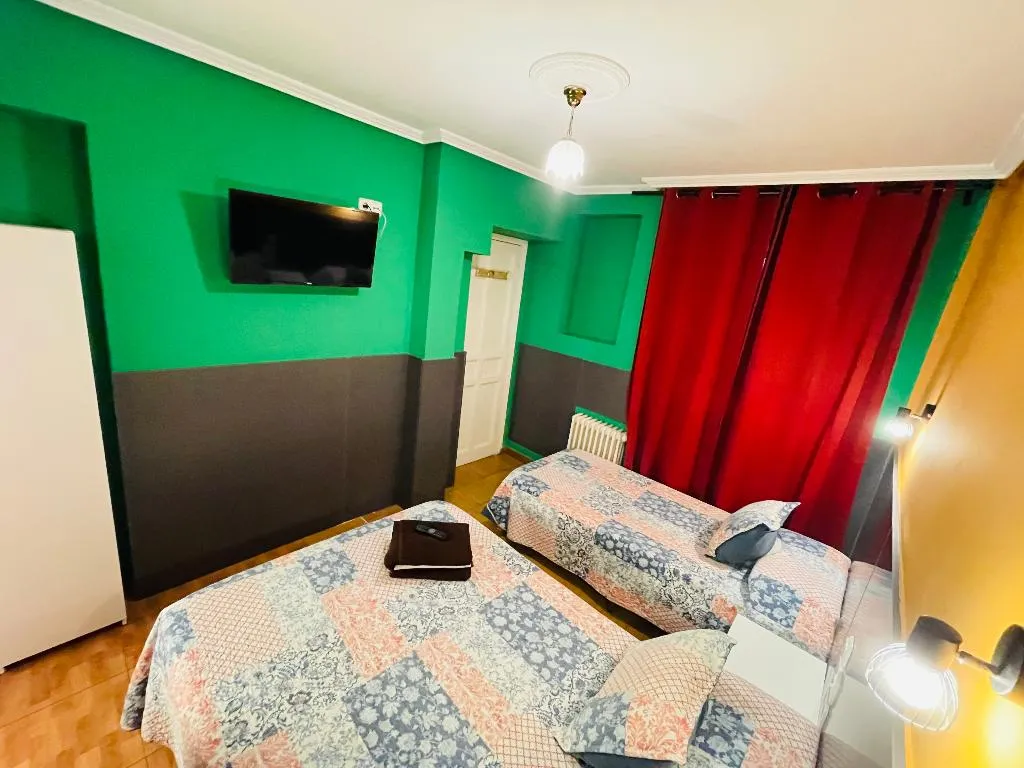 TRIPLE STANDARD Room, Hostal Numancia, Madrid