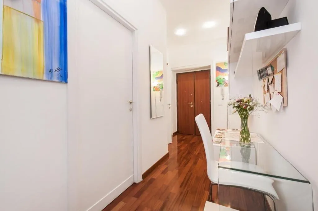 Lobby, Volver Da Laura E Dina, Naples