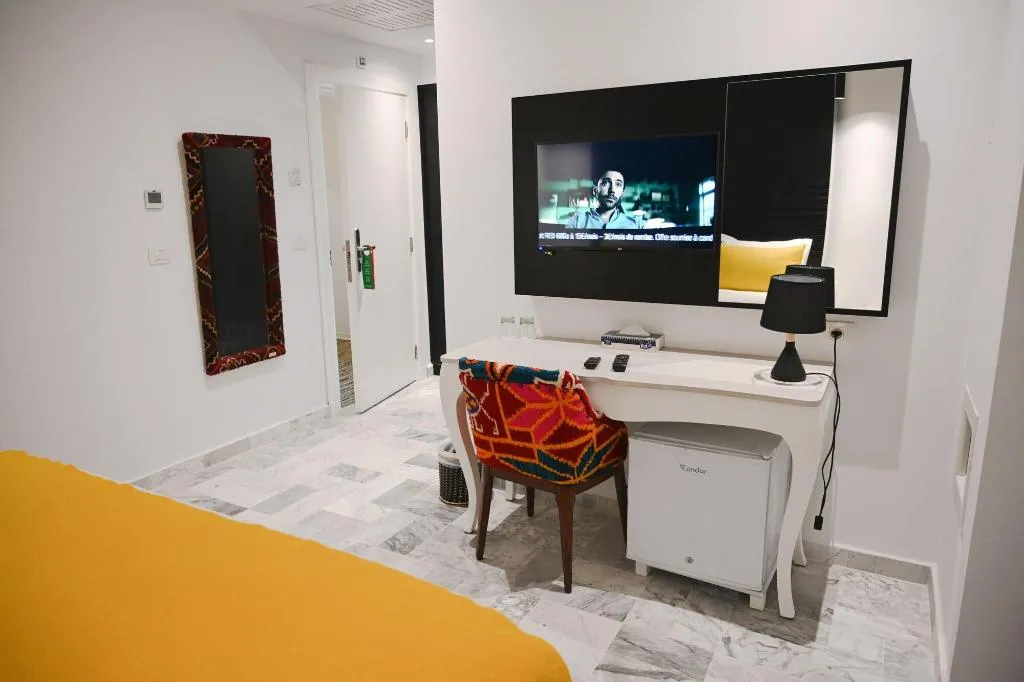 Room, Lac Leman, Tunisia