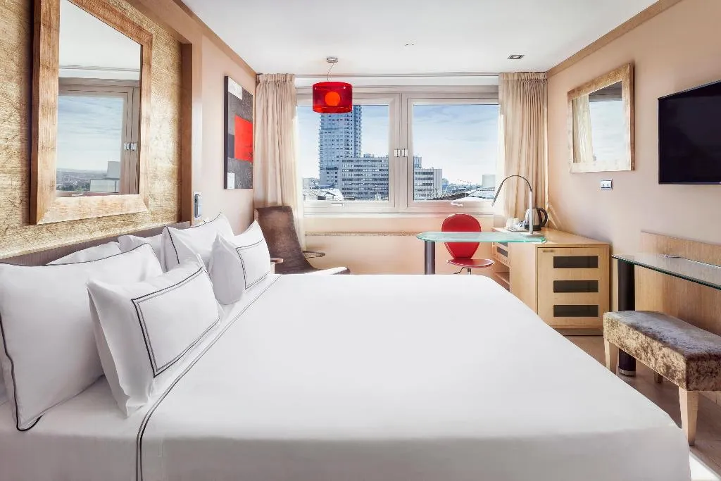 DOUBLE QUEEN SIZE BED Room, Melia Madrid Princesa, Madrid