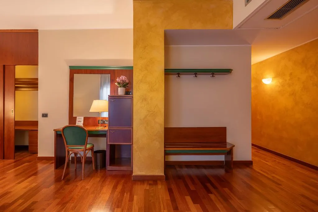 TRIPLE STANDARD Room, Hotel Raffaello, Milan