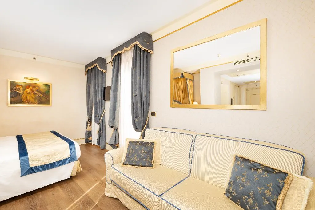 JUNIOR SUITE CAPACITY 3 Room, A La Commedia, Venice