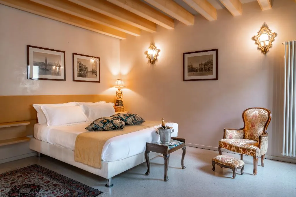 FAMILY ROOM TWO BEDROOMS ONE BATHROOM Room, Palazzo Sanluca, Venice