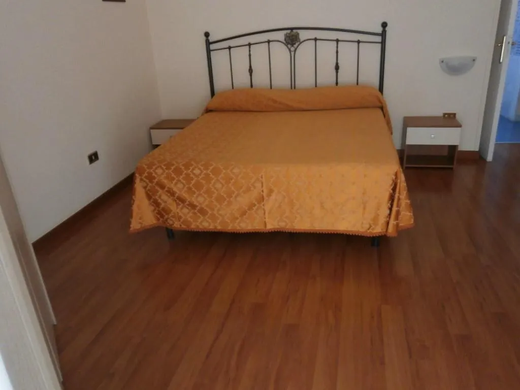 Room, Come D'Incanto a Napoli, Naples