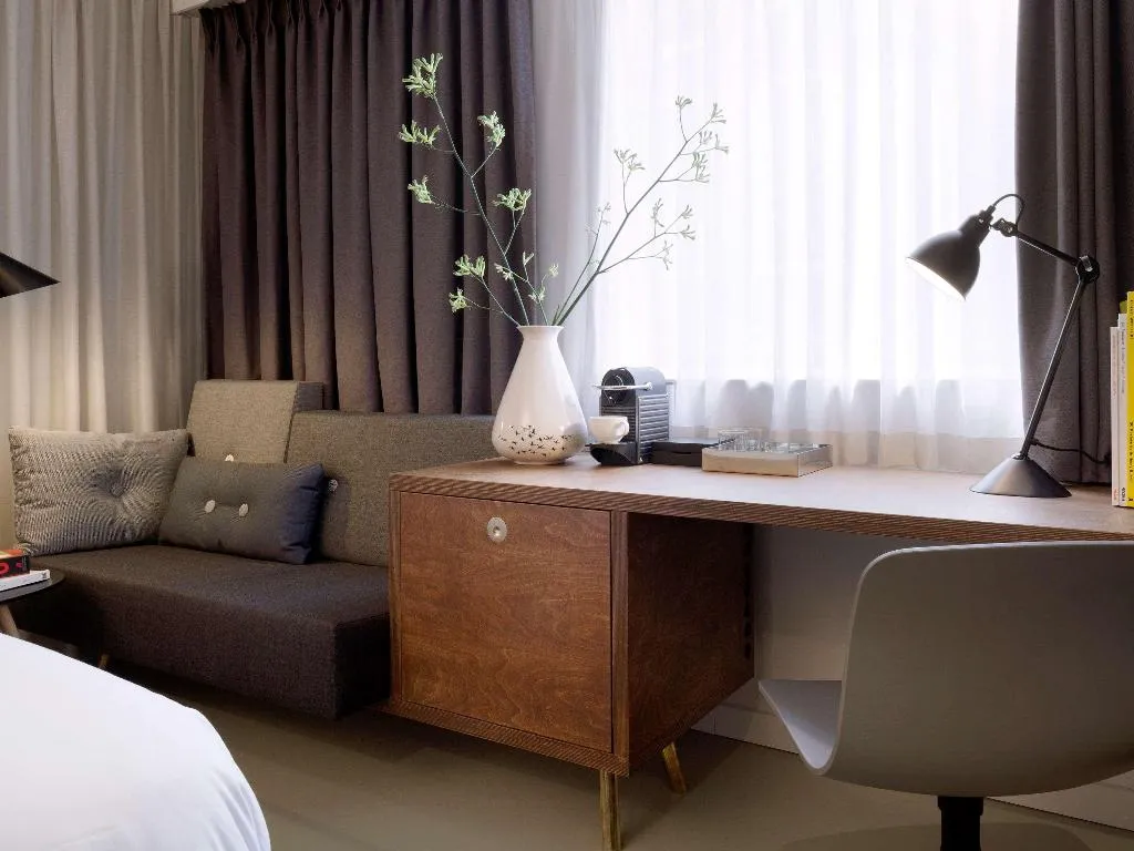 DOUBLE DELUXE KING BED Room, Ink Hotel Amsterdam - MGallery Collection, Amsterdam