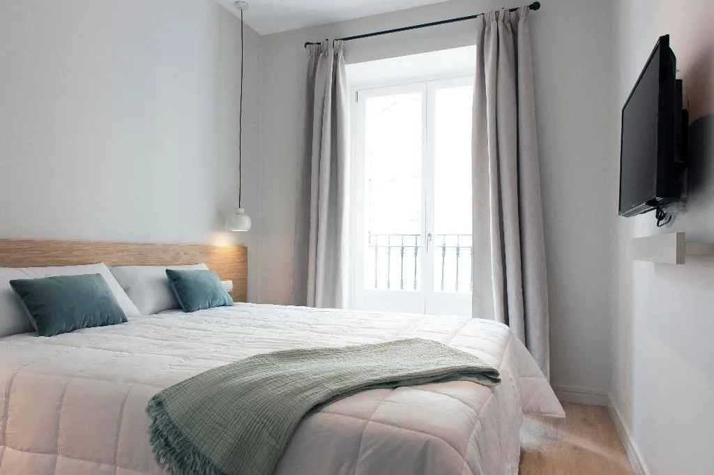 APARTMENT CAPACITY 6 TWO BEDROOMS Room, MH Apartments Central Madrid, Madrid