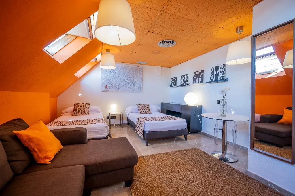 APARTMENT CAPACITY 6 TWO BEDROOMS Room, Apartamentos G3 Galeón, Madrid