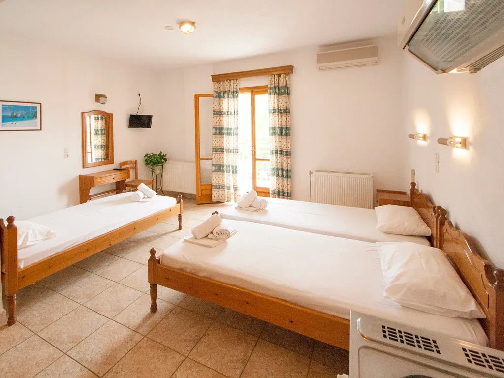 TRIPLE STANDARD Room, Pension Laura, Skiathos