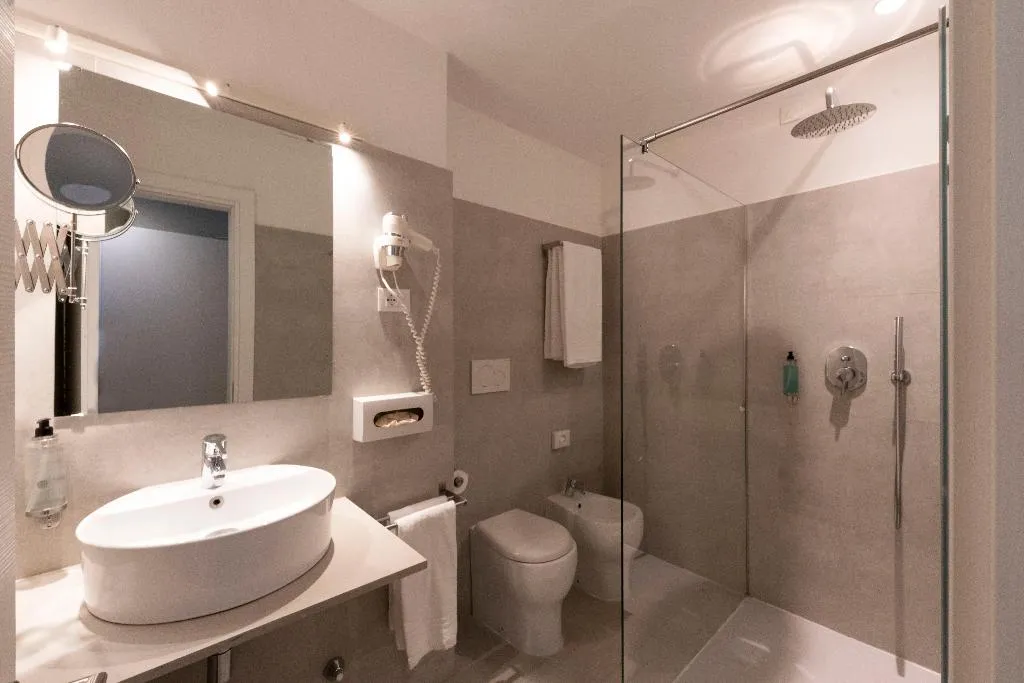 TRIPLE DELUXE WITH TERRACE Room, Kleos Hotel, Milan