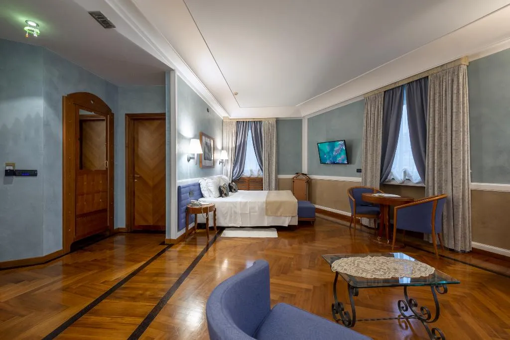 SUITE DELUXE QUEEN BED Room, Grand Hotel Ortigia, Catania
