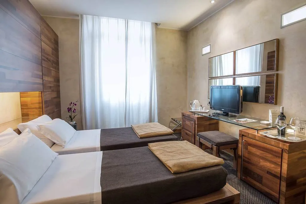 Double or Twin SUPERIOR Room, Tritone, Rome
