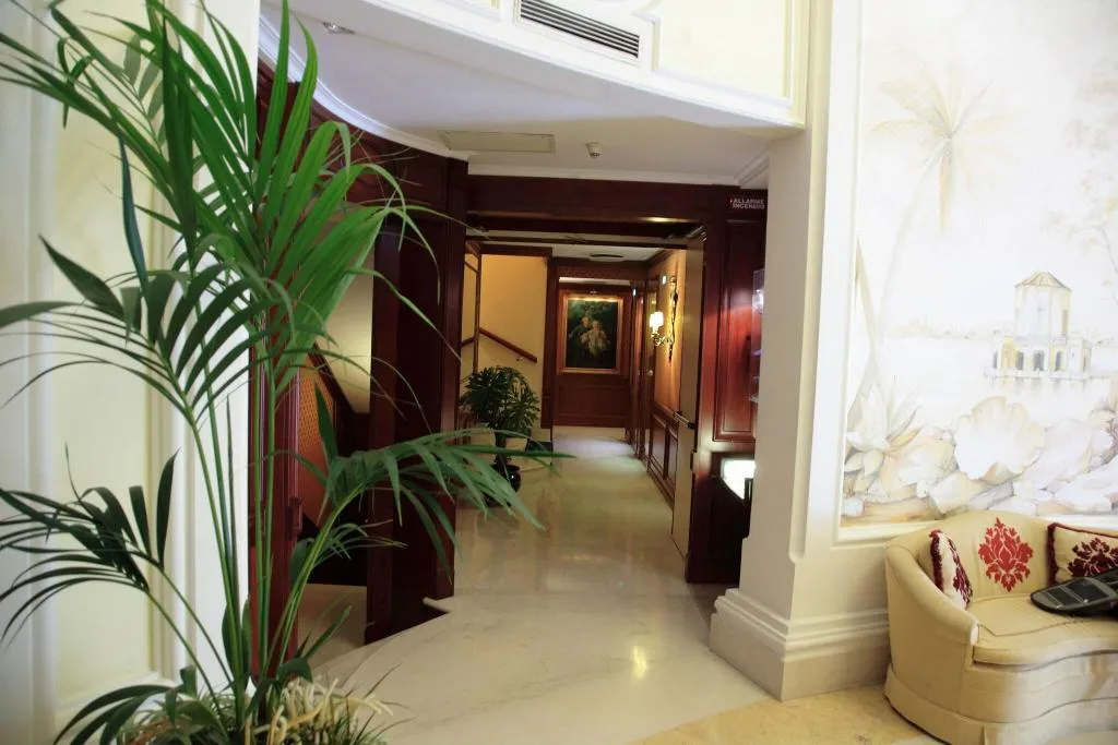Lobby, Palazzo Alabardieri, Naples