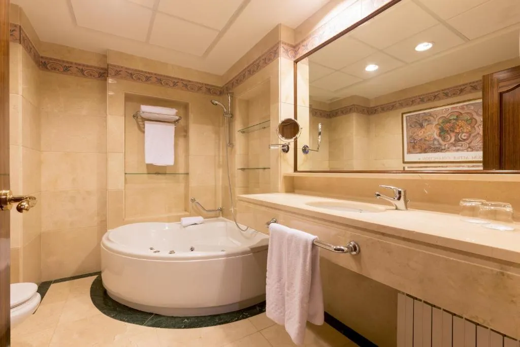 JUNIOR SUITE STANDARD Room, Dorma Reina Isabel, Madrid