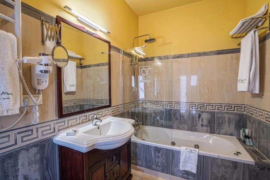Room, El Rey Moro, Seville