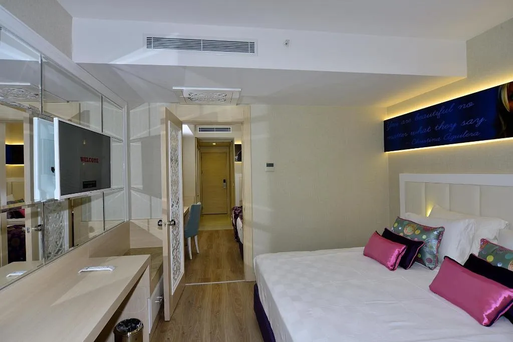 FAMILY ROOM DELUXE LAND VIEW Room, Azura Deluxe Resort & Spa Avsallar, Antalya