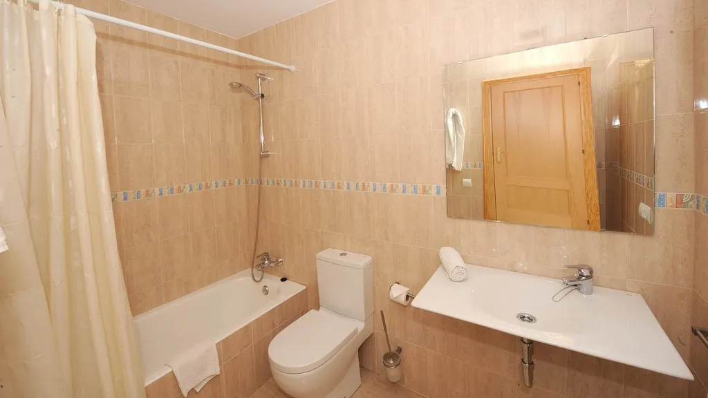 APARTMENT CAPACITY 8 THREE BEDROOMS Room, Playa Ferrera, Majorca