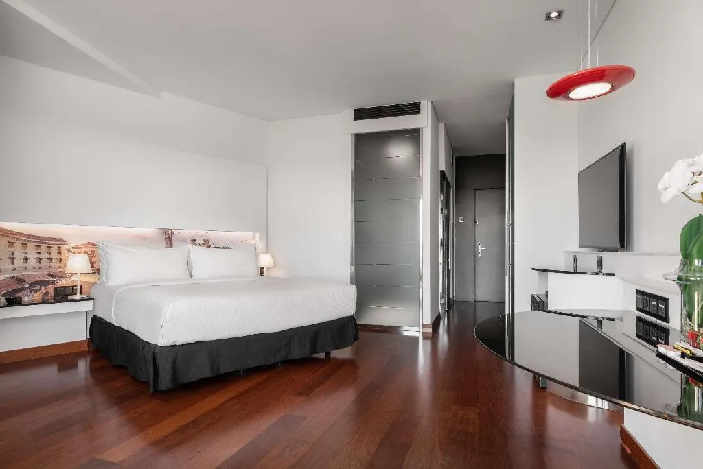 DOUBLE PREMIUM KING BED Room, Hilton Madrid Airport, Madrid