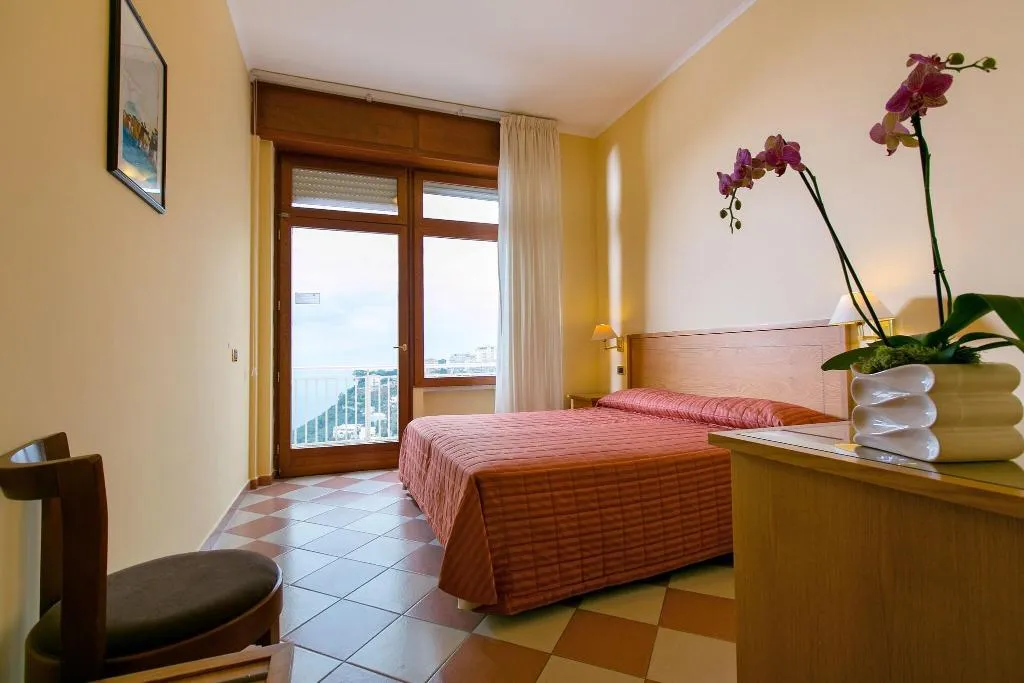 Room, Grand Hotel Moon Valley, Naples