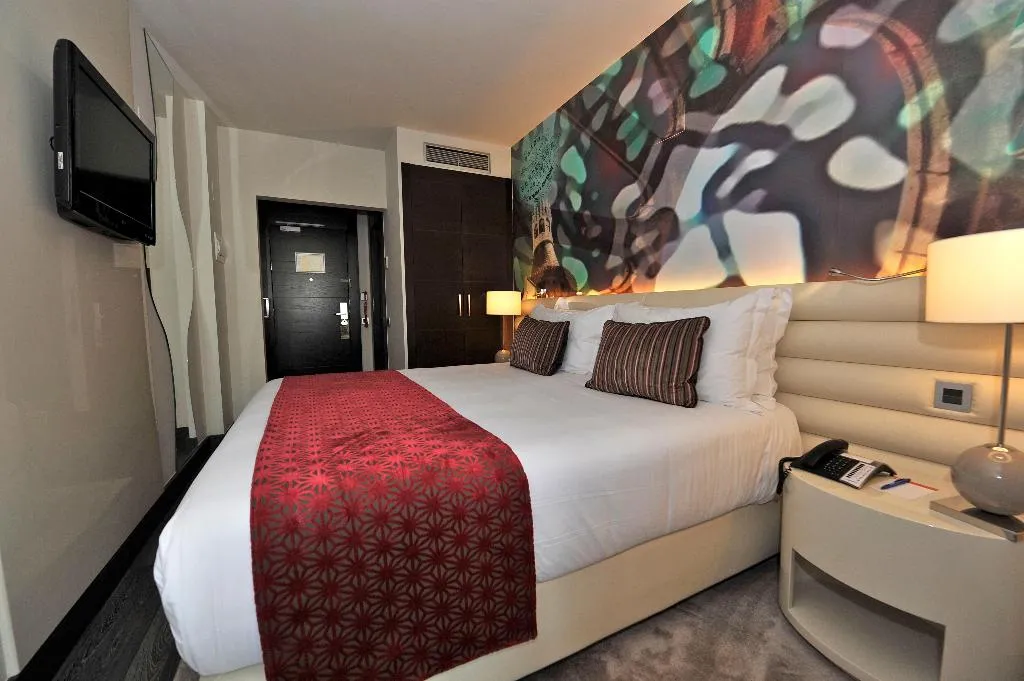 DOUBLE SUPERIOR QUEEN BED Room, Hotel Indigo Barcelona Plaza Catalunya, Barcelona