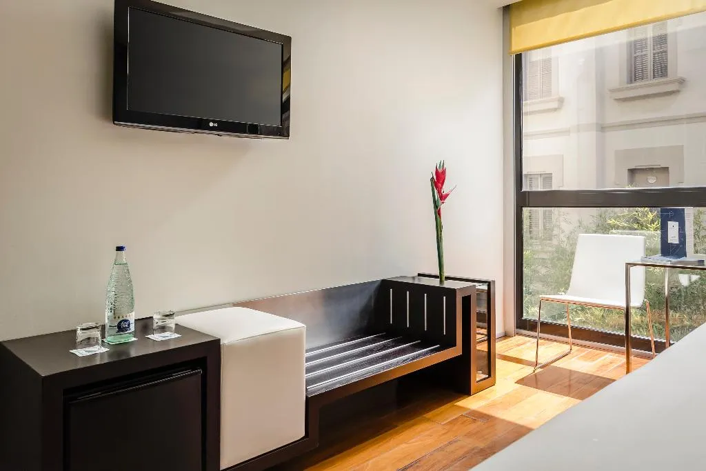 Room, Ikonik Angli, Barcelona